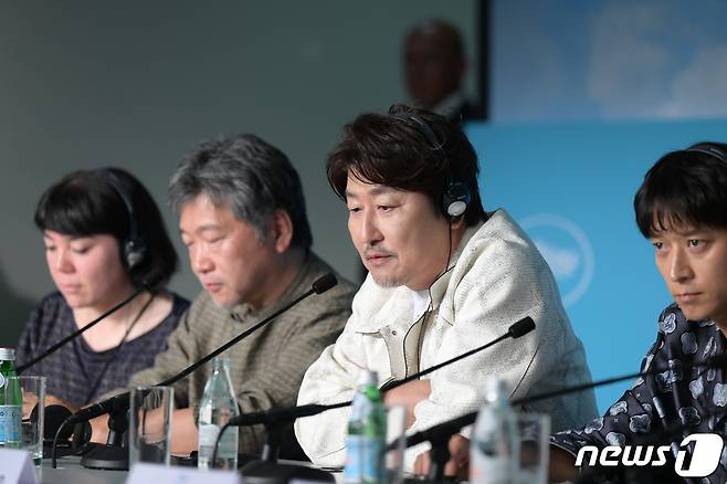 배우 송강호가 27일 (현지시간) 제75회 칸 국제영화제가 열리고 있는 프랑스 남부 칸 ‘팔레 데 페스티벌’(Palais des Festivals) 에서 열린 경쟁부문 진출작 ‘브로커’기자회견에 참석해 질문자의 질문에 대답하고 있다. 2022.5.27/뉴스1 © News1 이준성 프리랜서기자