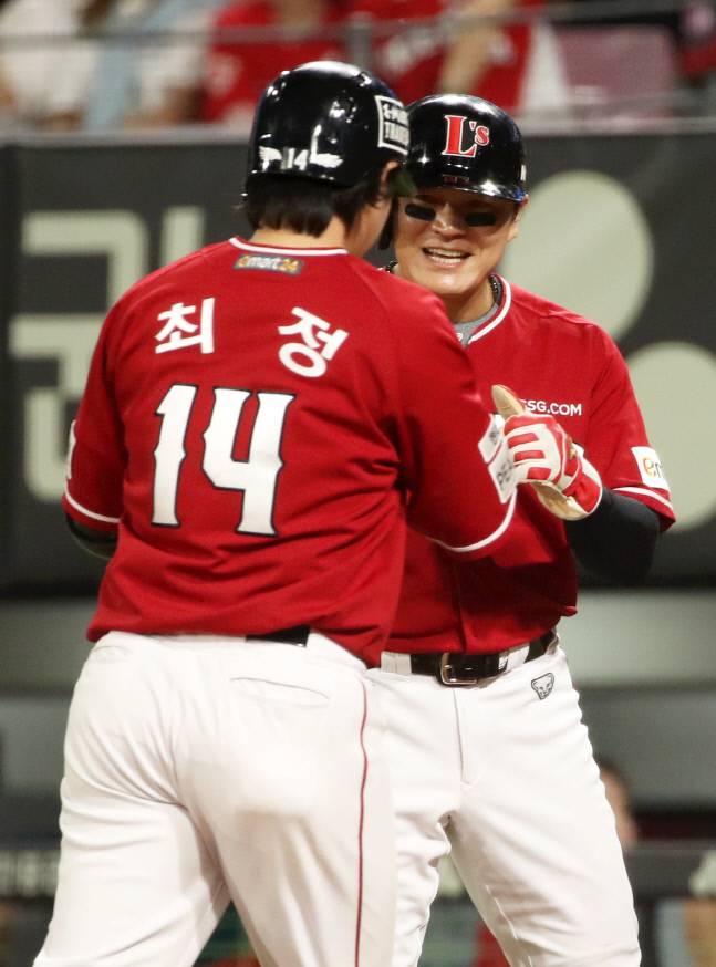 SSG 최정(왼쪽)이 27일 광주-KIA 챔피언스필드에서 열린 KIA와 원정경기에서 8회초 2점 홈런을 때려낸 뒤 선행주자 추신수의 환영을 받고 있다. 광주 | 연합뉴스