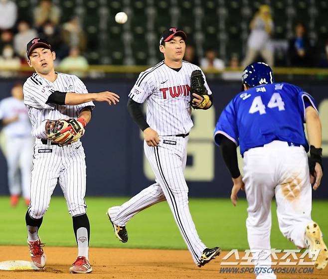 2022 KBO리그 LG트윈스와 삼성라이온즈의 경기가 27일 서울잠실야구장에서 열렸다. LG 서건창이 7회초 무사 1루 이원석 병살타때 1루주자 오재일을 아웃 시키고 있다. 잠실=최문영 기자 deer@sportschosun.com/2022.05.27/