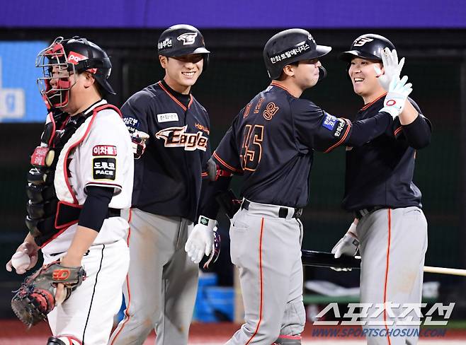 27일 수원 케이티위즈파크에서 KBO리그 KT와 한화의 경기가 열렸다. 8회 한화 이진영이 KT 류희운을 상대로 투런 홈런을 날렸다. 동료들의 축하를 받고 있는 이진영. 수원=송정헌 기자songs@sportschosun.com/2022.05.27/