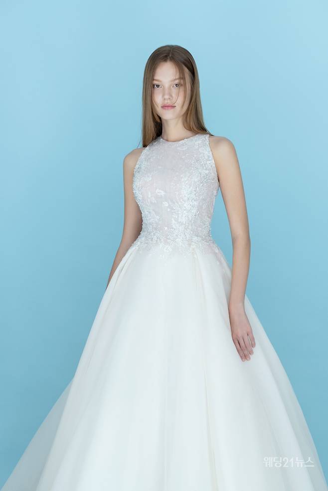 사진 : 웨딩드레스 시작 바이 이명순, 포토그래퍼 권오현, 모델 빅토리아