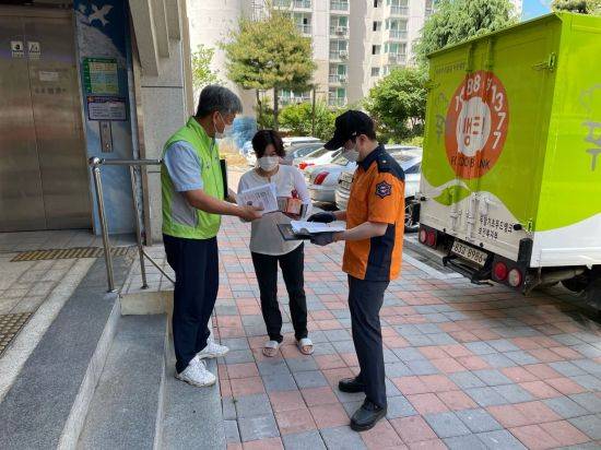 26일 광주 북부소방서 관계자는 관내 아파트에서 공동주택 화재예방 캠페인을 진행하고 있다. 사진=광주 북부소방서 제공.