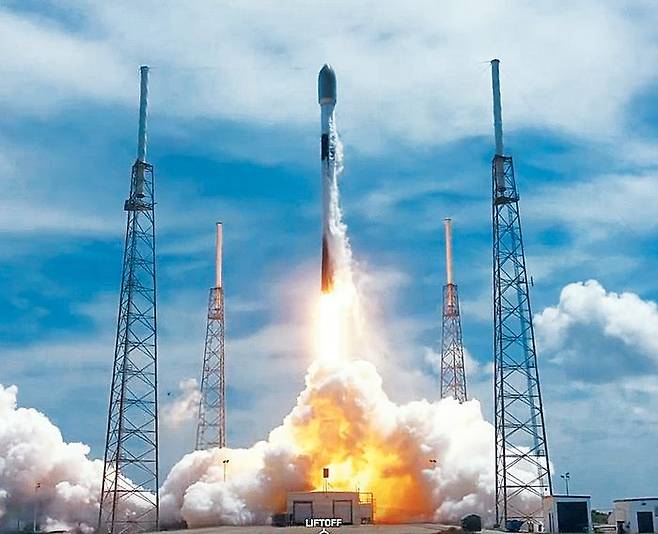 '세종 1호'를 실은 스페이스X 로켓이 26일 미국 플로리다주 케네디 우주센터에서 발사되고 있다. /스페이스X