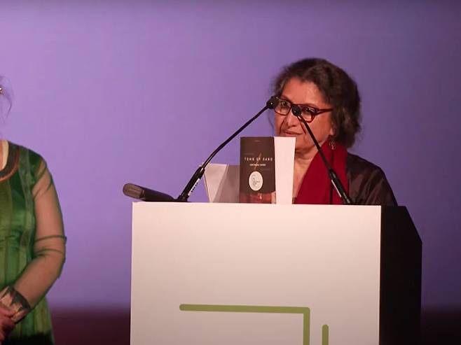 2022년도 영국 부커상 인터내셔널 부문 수상 작가 지탄잘리 슈리가 수상 소감을 밝히고 있다. /뉴스1