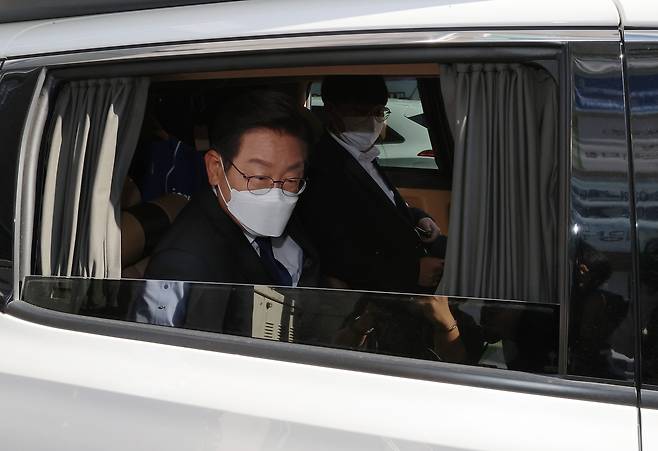 더불어민주당 이재명 인천계양을 국회의원 보궐선거 후보 겸 총괄선거대책위원장이 27일 오전 인천 계양구 계산4동 행정복지센터 사전투표소에서 투표한 뒤 차량에 탑승하고 있다. /연합뉴스