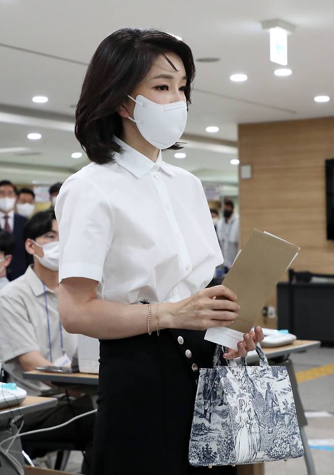 윤석열 대통령 부인 김건희 여사가 27일 용산구의회에 마련된 제8회 전국동시지방선거·국회의원 보궐선거 사전투표소에서 투표를 위해 대기하고 있다. /뉴스1