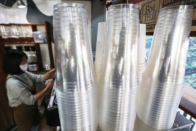 지난 28일 서울의 한 커피전문점에 일회용컵이 쌓여 있다. /뉴스1