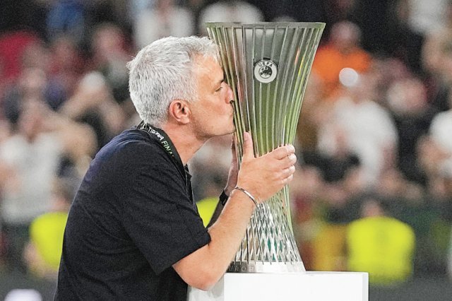 조제 모리뉴 AS로마(이탈리아) 감독이 26일 유럽축구연맹 유로파 콘퍼런스리그 결승에서 페예노르트(네덜란드)를 1-0으로 꺾고 우승한 뒤 트로피에 입을 맞추고 있다. 티라나=AP 뉴시스