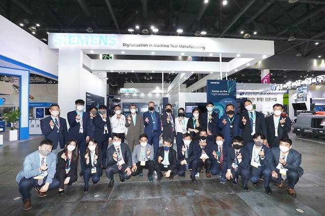 한국지멘스 디지털 인더스트리 직원들이 SIMTOS 2022 첫날을 성황리에 마무리하며 단체사진을 촬영하고 있다.(제공:한국지멘스 디지털 인더스트리)