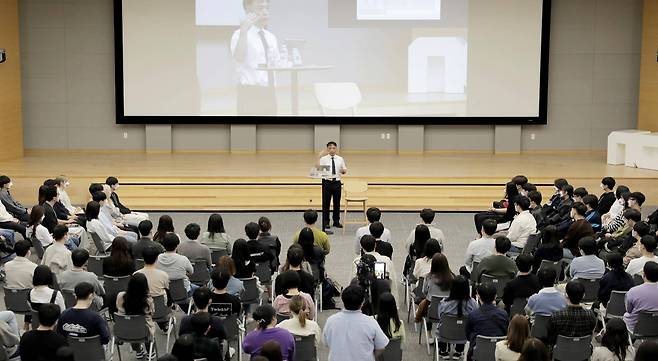 메타버스가 엔씨소프트의 새로운 미래라고 강조한 김택진 대표