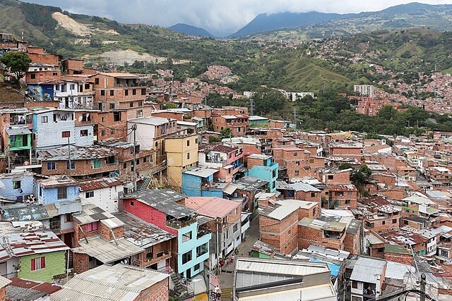 콜롬비아 작가 페르난도 바예호의 소설 <청부 살인자의 성모>의 배경이 된 콜롬비아 메데인 외곽 산동네 ‘코무나’의 모습. 위키미디어 코먼스