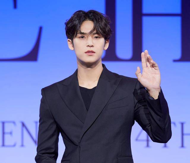그룹 세븐틴 민규가 27일 오후 서울 영등포구 여의도동 콘래드 서울 그랜드볼룸 홀에서 진행된 정규 4집 '페이스 더 선(Face the Sun)' 발매 기념 글로벌 기자간담회에서 포즈를 취하고 있다. 플레디스엔터테인먼트 제공