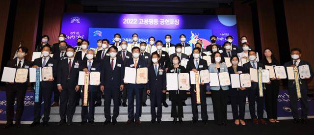 이정식(왼쪽 일곱 번째) 고용노동부 장관과 이영성(왼쪽 다섯 번째) 한국일보 사장이 28일 서울 대한상공회의소 국제회의장에서 열린 '2022 고용평등 공헌포상' 시상식에서 류제돈(왼쪽 여섯 번째) 롯데물산 대표이사와 허경환(왼쪽 첫번째) 허닭 대표 등 수상자들과 기념촬영을 하고 있다. 배우한 기자