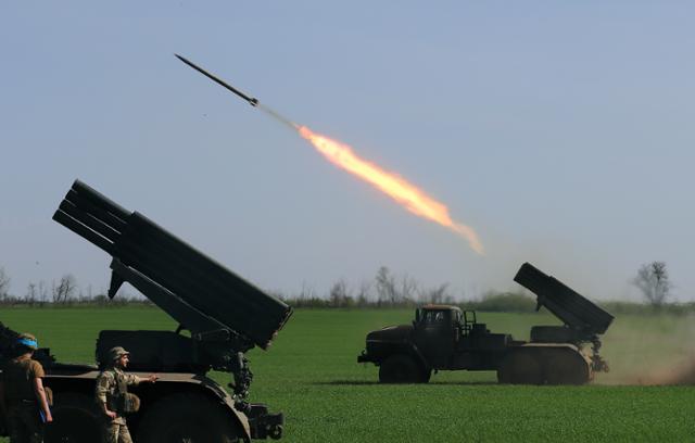 지난달 26일 우크라이나군이 동부 루한스크주(州) 인근에서 다연장로켓포를 발사하고 있다. 루한스크=EPA 연합뉴스
