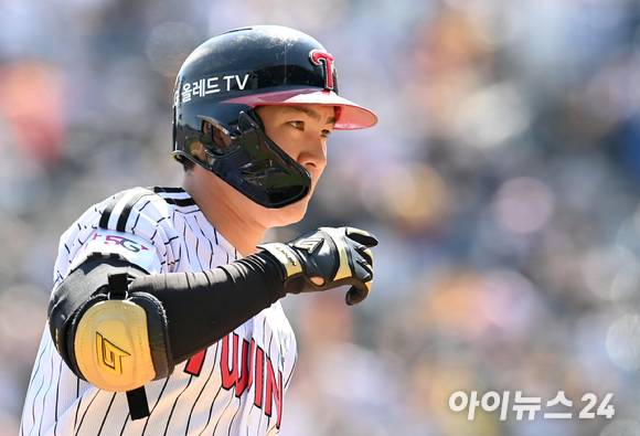 LG 트윈스 오지환은 27일 열린 삼성 라이온즈와 홈 경기에서 결승타가 된 솔로포를 쏘아올렸다. [사진=김성진 기자]