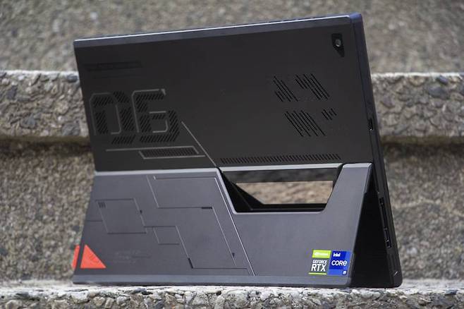 에이수스 ROG 플로우 Z13은 13.4인치에 무게 1.18kg이지만, 인텔 코어 i9-12900H가 탑재돼있다. 출처=IT동아