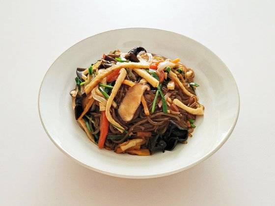 냉장고 속 남은 채소와 당면을 활용해, 밥솥으로 간편하게 완성되는 잡채. 사진 신혜원