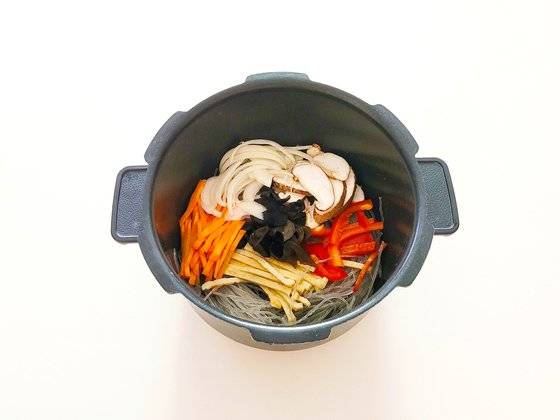 당근, 버섯, 양파 등 원하는 재료를 굵게 채를 썰어 넣어준다. 사진 신혜원