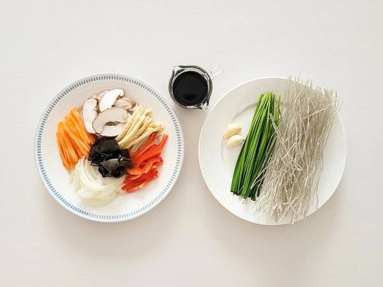 신혜원의 전기밥솥 잡채에 들어가는 재료. 사진 신혜원