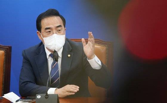 박홍근 더불어민주당 원내대표가 27일 오전 서울 여의도 국회에서 열린 주요 현안 기자간담회에서 모두발언을 하고 있다. 공동취재단=뉴스1