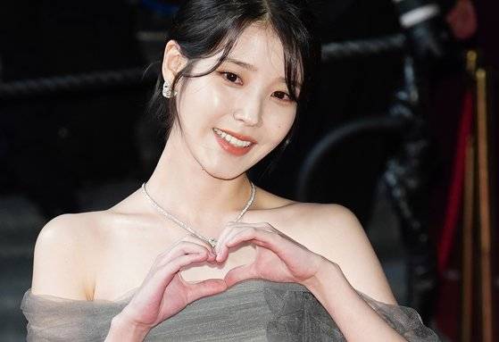 가수 '아이유'가 본명 이지은으로 상업영화 데뷔한 '브로커'가 26일(현지 시간) 제75회 칸국제영화제에서 경쟁부문 월드프리미어 상영을 가졌다. [ EPA=연합]