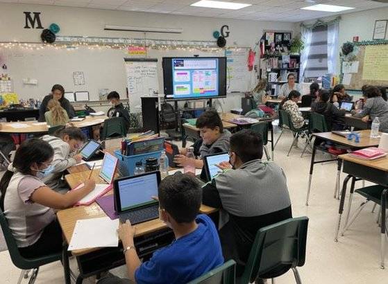 총기 난사 사건 한 달여 전 쯤 에바 미렐레스와 아르마 가르시아, 학생들. [사진 트위터]