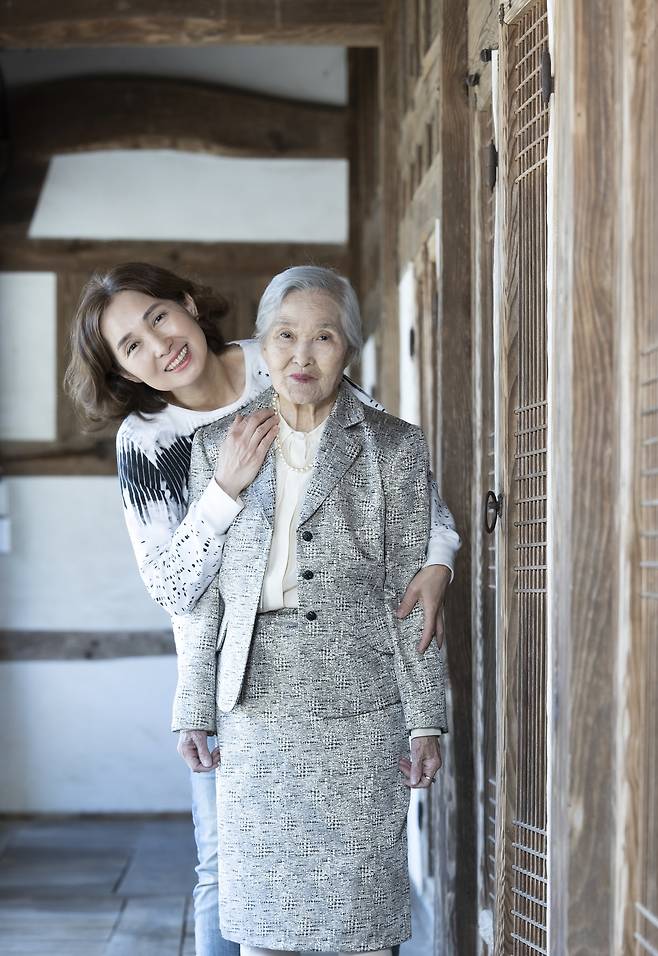 엄마의 손때가 밴 옛집입니다. 그런데 정작 어머니는 옛집에 밴 당신의 손때를 몰라봅니다.