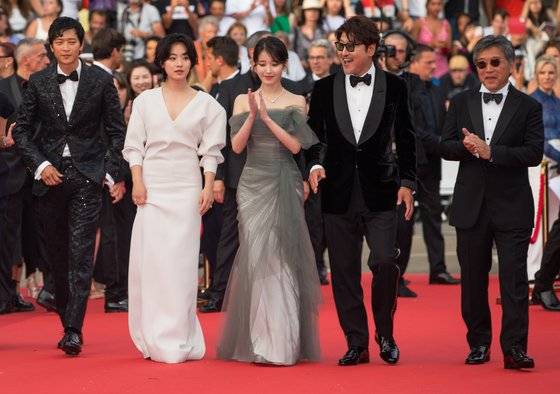 영화감독 고레에다 히로카즈와(오른 쪽 부터) 배우 송강호 이지은 이주영 강동원이 26일 오후(현지시간) 제75회 칸 국제영화제가 열리고 있는 프랑스 남부 칸 ‘팔레 데 페스티벌’(Palais des Festivals) 뤼미에르 대극장에서 경쟁부문 진출작 영화 ’브로커' 월드 프리미어 시사회에 참석해 레드카펫을 지나고 있다. 뉴스1