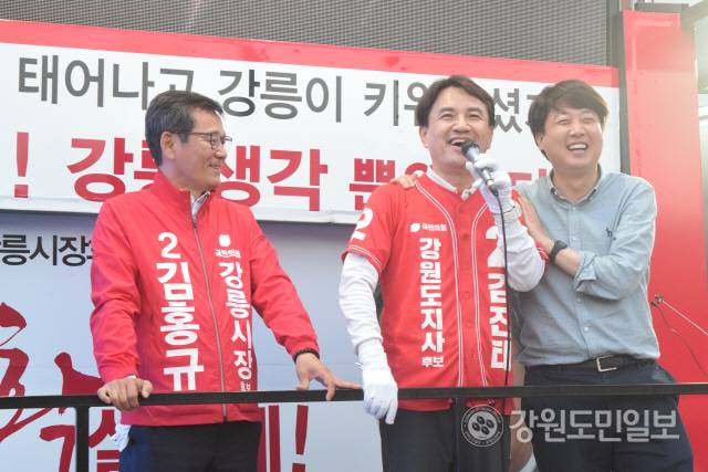 ▲ 국민의힘 이준석 대표와 김진태 도지사 후보, 김홍규 강릉시장 후보는 27일 강릉 유천동 일대에서 시민들에게 적극적인 지지를 호소했다.