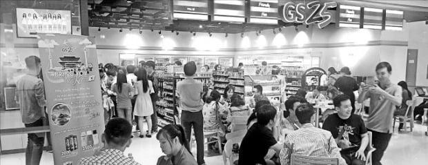 베트남 호찌민에 있는 GS25 엠플라자점에서 현지 소비자들이 K푸드를 즐기고 있다.  /GS리테일 제공