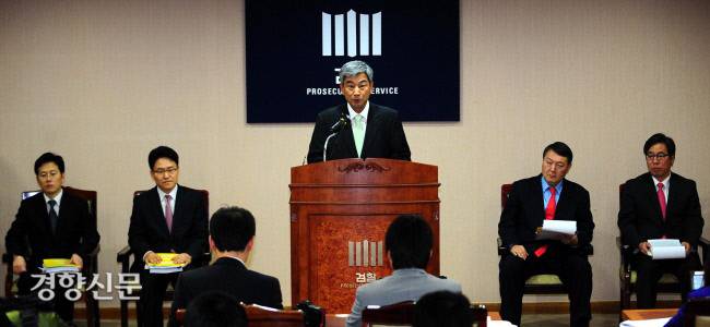 2011년 11월2일 당시 최재경 대검 중앙수사부장이 서울 서초동 대검청사에서 저축은행 수사결과를 발표하고 있다. 오른쪽에서 두번째는 당시 대검 중수2과장이던 윤석열 대통령. /경향신문 자료사진