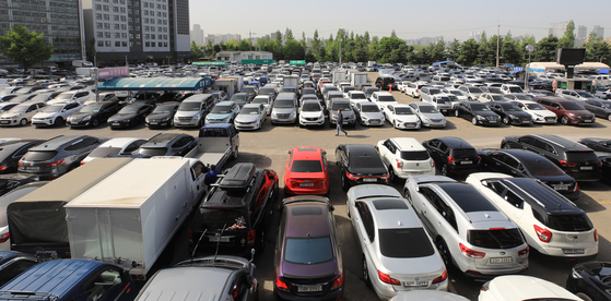 Cars are parked at the Janganpyeong used car market in Seongdong District, eastern Seoul. [NEWS1]