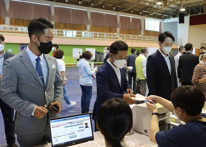박정현 군수 후보와 부인 조명진, 아들 민욱, 민규 씨의 사전투표 모습.