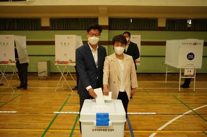 김정섭 공주시장 후보가 배우자와 함께 공주대 (구)체육관 사전투표소를 찾아 투표를 하고 있다.