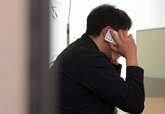 범죄 피의자로 가장한 이슈&탐사팀 이동환 기자가 "억울하다"고 말했다가 C심리상담센터 대표에게 꾸중을 들은 뒤 고개를 떨구고 있다. 이한형 기자