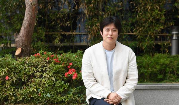 MBN 예능 ‘어른들은 모르는 고딩엄빠’를 연출한 남성현 PD가 지난 23일 서울 중구 MBN 사옥 앞에서 포즈를 취했다. 김지훈 기자