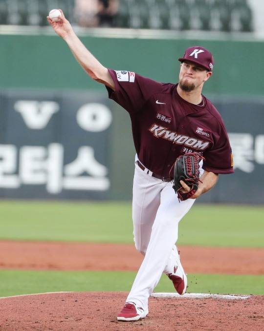 키움의 타일러 애플러가 27일 사직경기에서 롯데를 상대로 무사사구 완봉승을 거두었다. 올시즌 삼성의 뷰캐넌에 이어 2번째 완봉승이다.[연합뉴스 제공]