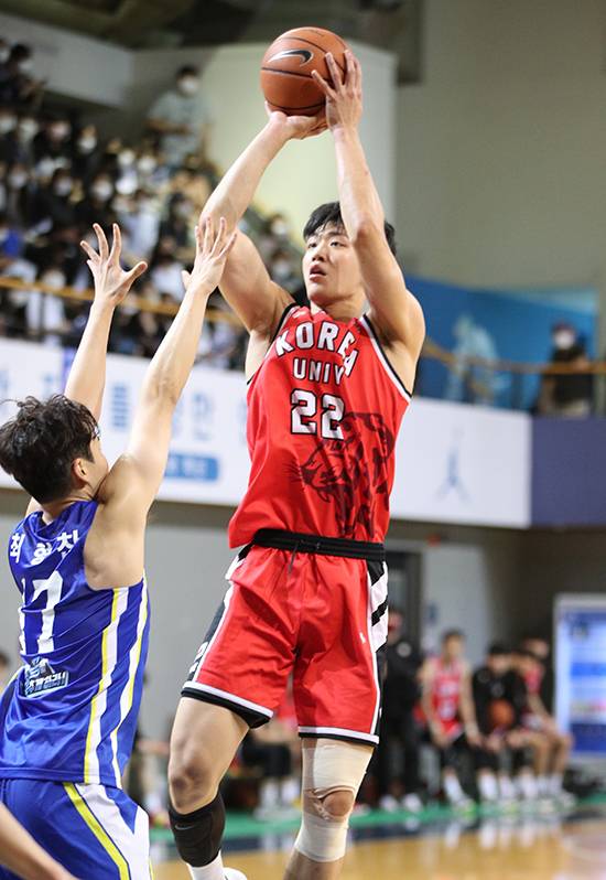 고려대 여준석(20)이 26일 신촌 연세대전에서 멋진 점프슛을 시도하고 있다. 사진=대학농구연맹 제공