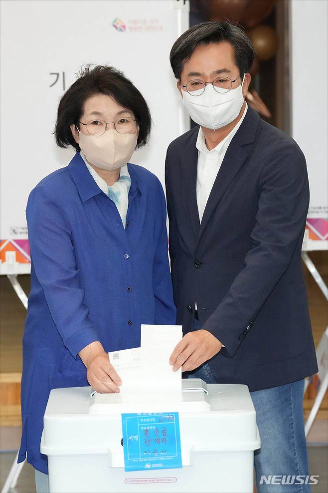 [수원=뉴시스] 국회사진기자단 = 김동연 더불어민주당 경기도지사 후보가 27일 오전 경기도 수원시 영통구 광교1동 행정복지센터에 마련된 사전투표소에서 부인 정우영 씨와 사전투표를 하고 있다. 2022.05.27. photo@newsis.com