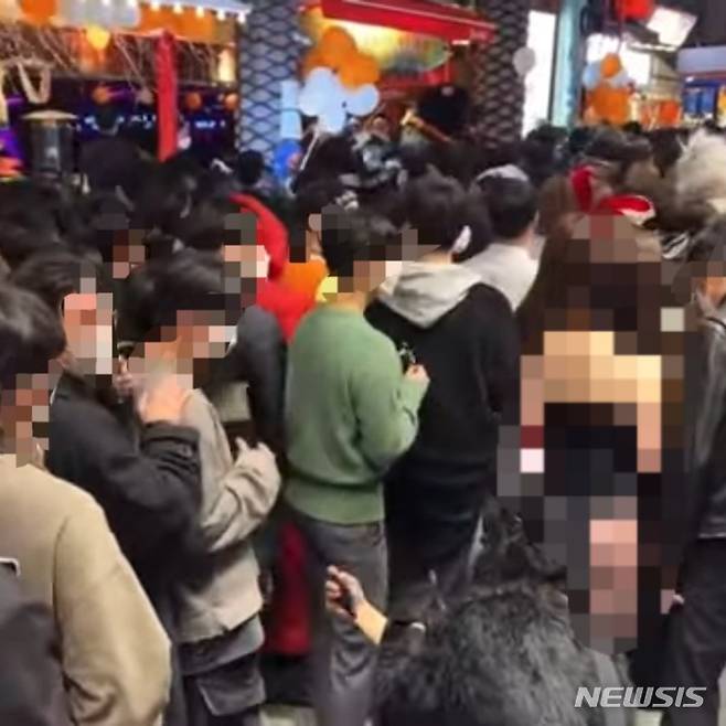 [서울=뉴시스]고릴라 가면을 쓴 남성이 바니걸 분장을 한 여성의 둔부를 '셀카 모드'로 촬영하는 듯 하다는 의심이 제기되고 있다. (사진=유튜브 캡처)