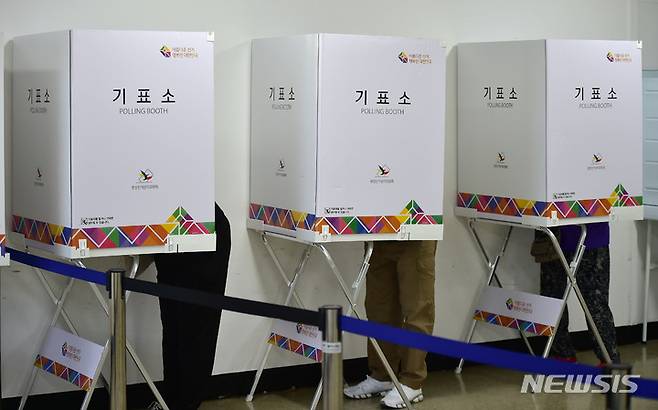 [대구=뉴시스] 이무열 기자 = 제8회 전국동시지방선거 사전투표 첫날인 27일 오전 대구 달서구 도원동 행정복지센터에 마련된 사전투표소에서 유권자들이 투표를 하고 있다. 2022.05.27. lmy@newsis.com