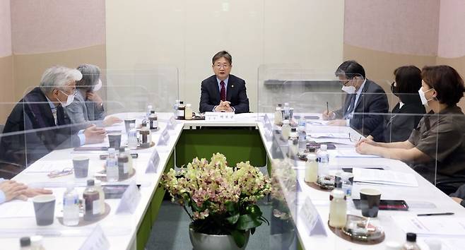 [서울=뉴시스] 박보균 문화체육관광부 장관이 27일 서울 서초구 국립예술단체공연연습장에서 국립예술단체장과 간담회를 갖고 인사말을 하고 있다. (사진=문화체육관광부 제공) 2022.05.27. photo@newsis.com *재판매 및 DB 금지