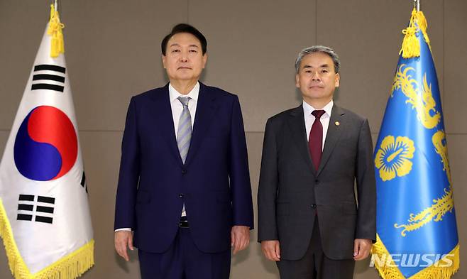 [세종=뉴시스] 전신 기자 = 윤석열 대통령이 26일 정부세종청사에서 이종섭 국방부 장관에게 임명장을 수여한 후 기념촬영하고 있다. 2022.05.26. photo1006@newsis.com