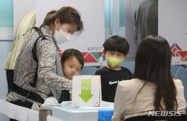 [서울=뉴시스] 권창회 기자 = 제8회 전국동시지방선거 사전투표 첫날인 27일 오후 서울 송파구 송파2동 주민센터 헬스장에 마련된 사전투표소에서 유권자가 투표하고 있다. 2022.05.27. kch0523@newsis.com