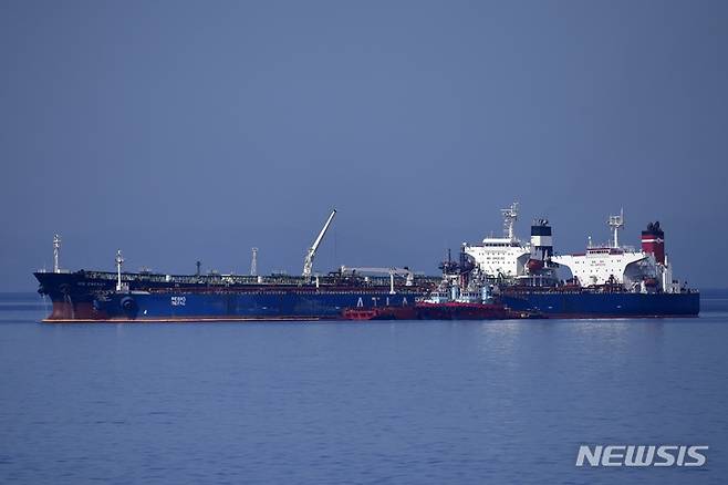 [카리스토(그리스)=AP/뉴시스] 27일(현지시간) 그리스 에비아섬 카리스토스항에 정박해 있는 이란 국적 유조선 라나호(기존 페가수호)에서 원유를 다른 선박에 옮기는 작업이 진행 중이다. 지난달 이 항구에 정박한 이 유조선은 미국의 요청에 따라 억류됐다. 2022.05.27