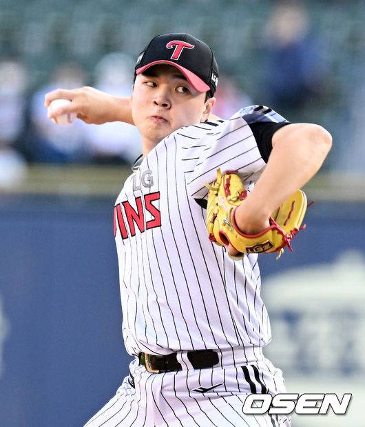 [OSEN=잠실, 지형준 기자]1회초 LG 이민호가 역투하고 있다. 2022.05.27 /jpnews@osen.co.kr