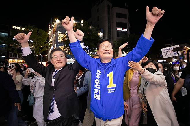 인천 계양을 보궐선거에 출마한 이재명 더불어민주당 상임고문과 서울 홍대 거리유세에 나선 송영길 서울시장 후보. ⓒ시사IN 신선영