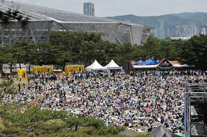 서울 송파구 올림픽공원 88잔디마당에서 열린 ‘2022 서울 재즈 페스티벌’ 관람객들이 공연 시작을 기다리고 있다. 연합뉴스