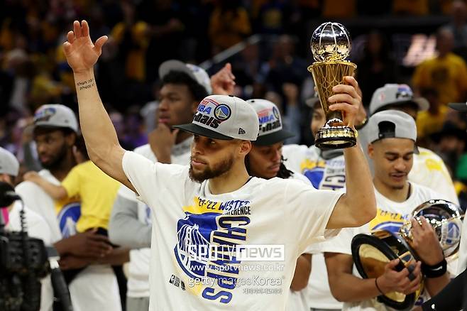 ▲ 매직 존슨 트로피를 쥐고 있는 스테픈 커리.