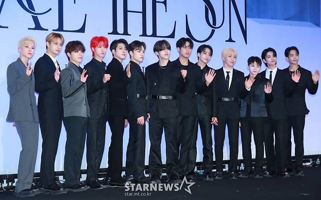 그룹 세븐틴(SVT)이 27일 오전 서울 여의도 콘래드호텔에서 진행된 정규 4집 '페이스 더 선'(Face the Sun) 발매기념 기자간담회에서 포즈를 취하고 있다. 이번 앨범은 타이틀곡 '핫'(HOT)을 비롯해 '달링'(Darl+ing), '돈키호테'(DON QUIXOTE), '마치'(March), '도미노'(Domino), '섀도우'(Shadow), '노래해', '이프 유 리브 미'(IF you leave me), '애시'(Ash) 등 9곡이 수록됐다. /2022.05.27 /사진=이동훈 기자 photoguy@